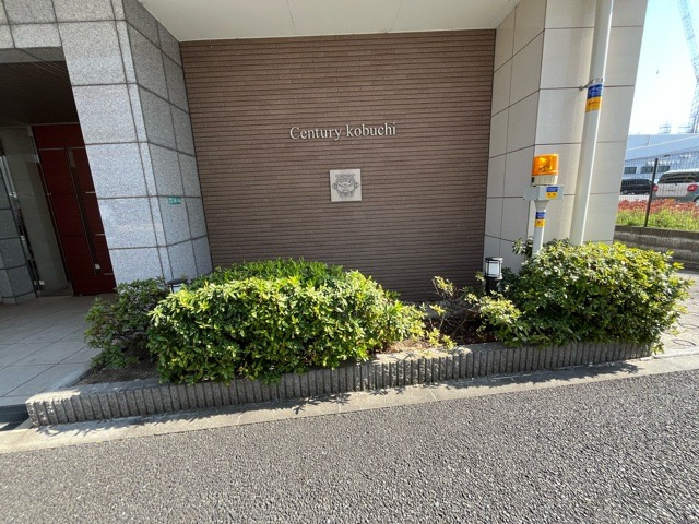 物件によっては、入居者が個人的に使用できる専用庭がついているものもあります。また、住宅の中にある土間の部分を庭と呼ぶこともあります。庭の用途は住む人によって変わり、それによってデザインもさまざまです。