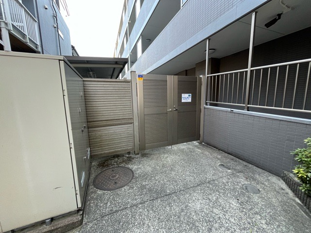 マンションの駐輪場は、事前に空きがあるか確認を取ると安心です。せっかく入居したのに駐輪スペースがない！なんてことになったら大変ですよね。そこで、内見時や購入前にはまず事前に確認しておくと良いでしょう。