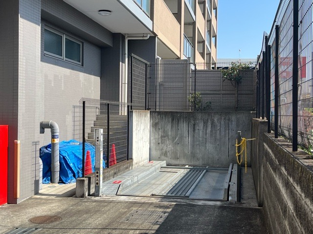 車一台あたりに必要なスペースは、標準サイズの普通自動車で横幅2m50cm、長さ5mは必要になります。ただし、乗降のことも考慮して横幅3m30cm、長さ5m50cmほどは確保できるところを選びましょう。