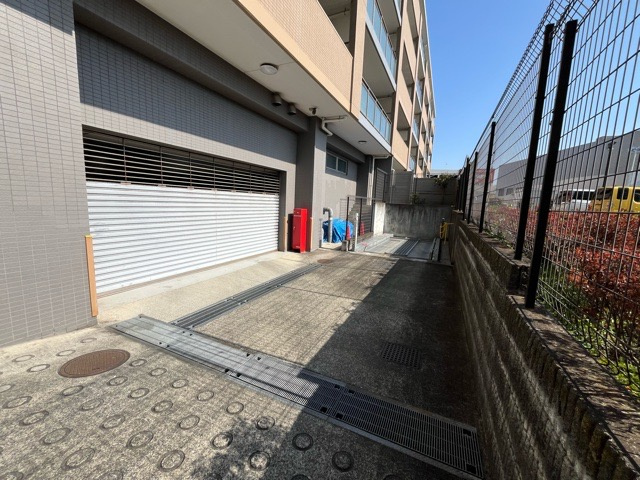駐車場と明記されていても、最小スペースでつくられた駐車場だと大型車は駐車できなかったり、出入りしにくくなったりする可能性があります。お車のサイズと購入したい物件の駐車場のサイズを現地で確認しましょう。