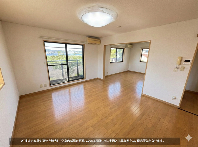 海が見渡せるリビングです。(※AIの家具消しツールで家具や荷物を消去したイメージ画像です。実際とは異なる場合があるため、現況優先です。)