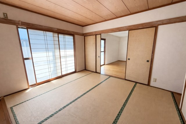 和室とリビングが隣接した間取りは、用途に応じて使い分けができる便利な構成です。襖を開けることで空間を一体として広く使うことも可能で、来客時や家族の集まりにも対応できます。バランスの良い住空間です。