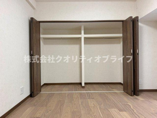 各居室に標準装備された使い勝手の良いクローゼット。ハンガーパイプや棚が設置されており、洋服や季節ものの荷物をすっきりと片付けて、お部屋の広さを有効に活用できます。