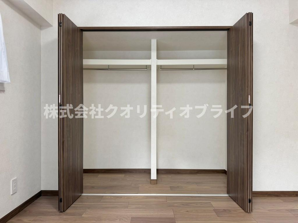 ハンガーラック付きの為、衣類を保管するときにも便利です