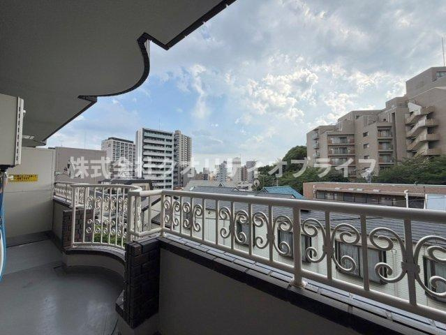 前面棟が無く、空を広く眺められるバルコニー