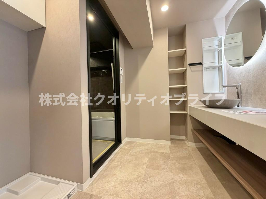フロアタイル調になっているおしゃれな独立洗面台