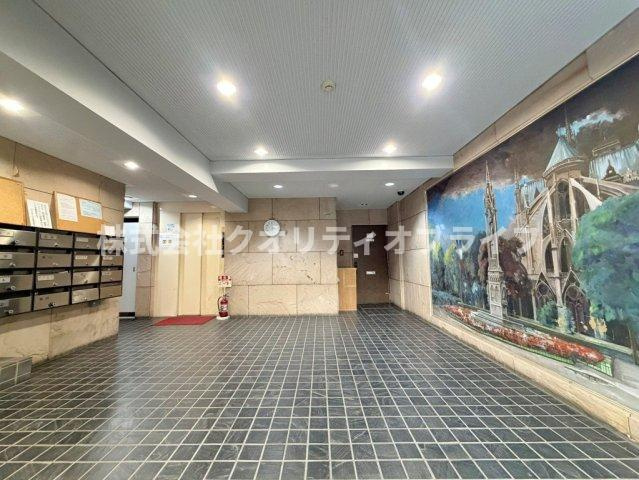絵画が飾ってある洋風なイメージのエントランス