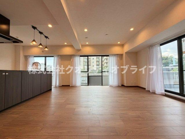 バルコニーに広く面した横長タイプのリビング。窓が大きいため開放感があり、ダイニングスペースとリビングスペースの家具の配置をスッキリと分けることができる間取りです。