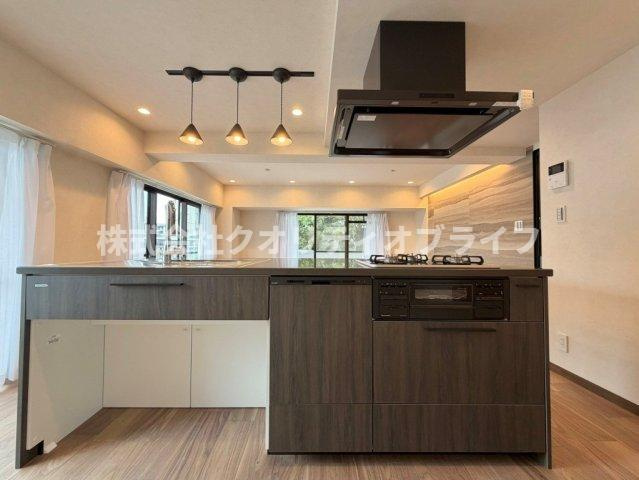 視界を遮る壁がなく、リビング全体を見渡せる開放的なキッチン空間。調理や片付けをしている時間も閉塞感がなく、お部屋の明るい光や広がりを感じながら心地よく過ごせる、ゆとりある設計が魅力です。