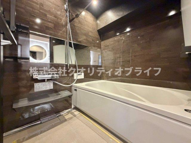 1日の疲れをゆったりと癒せる、クリーンで心地よいバスルーム。お気に入りの入浴剤を入れて、贅沢なリラックスタイムを過ごせる空間です。毎日のバスタイムが楽しみになるような、開放感のある設計です。