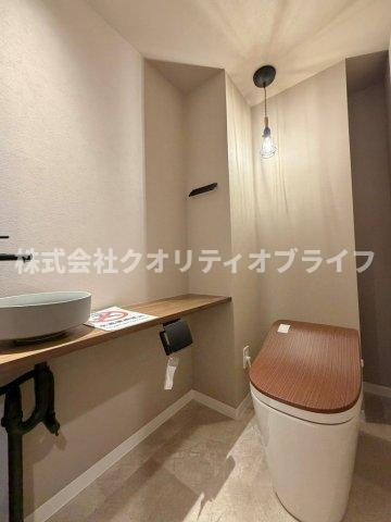 衛生的で年中快適に使用できる温水洗浄便座付きのトイレ空間。便座をいつでも清潔に保てるだけでなく、お掃除がしやすい形状になっており、日々のちょっとしたお手入れのストレスを大幅に軽減してくれます。