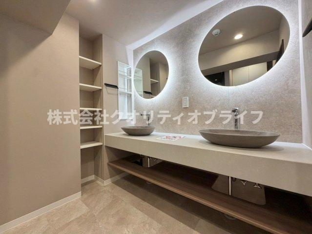 洗練されたモダンなデザインの新品に交換された洗面化粧台。新築さながらのピカピカで清潔感あふれる水回りで、毎日の朝の身支度や帰宅時の手洗いの時間が、より快適で気持ちの良いものに変わります。