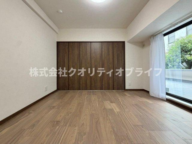 ゆとりある広さが確保された、夫婦の主寝室に最適な洋室。大型のベッドを置いても圧迫感がなく、1日の疲れを癒すプライベートな睡眠空間として落ち着いた雰囲気に包まれています。