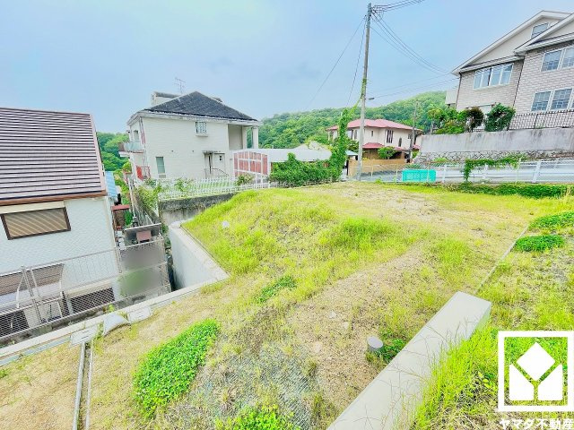 前面道路幅員約6.0mとゆったりとした広さがあるのでファミリーカー等の車の出入りもしやすい立地です。