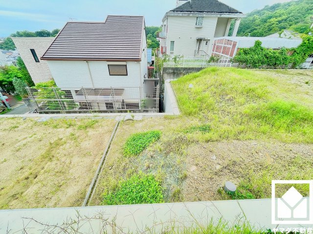 前道は通り抜けできない袋小路なので関係者以外の車通りが少なく、交通事故などのリスクを軽減できます。小さなお子様のいるご家庭でも安心感のある立地です。