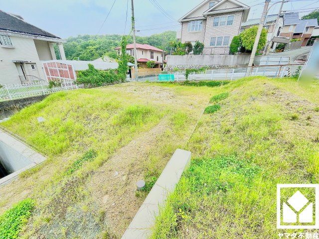 阪急バス「仁川高丸2丁目南」まで徒歩4分（約320m）の立地。日中の移動や週末のお出かけなど、ライフシーンに応じたスムーズな移動を叶える、ゆとりある住環境です。