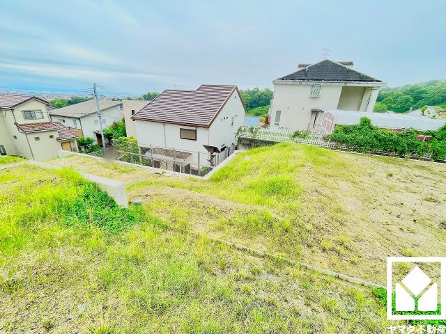 鉄棒やスプリング遊具がある「仁川高丸3丁目第2公園」まで徒歩4分（約300m）。車道から約25m離れた見通しの良い広場を備えており、お子様の飛び出しにも配慮しやすい環境で、子育て世帯の方にもお勧めです