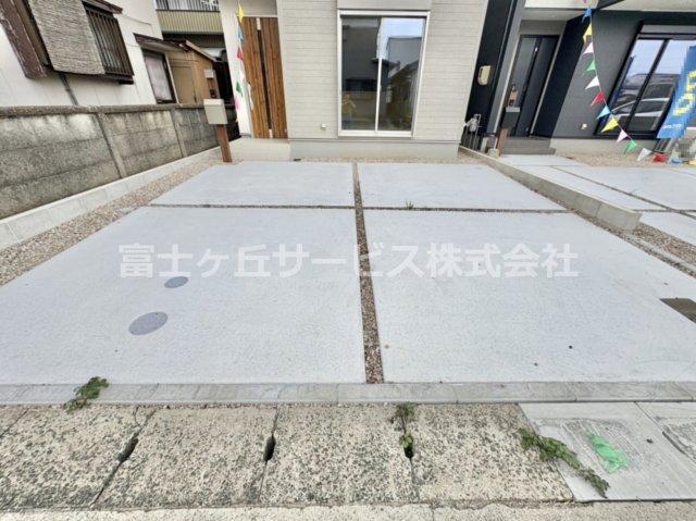 車をお持ちの方に嬉しい駐車場付きの物件です