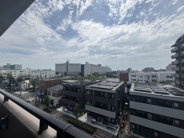 バルコニーからの眺望。前方に高い建物がなく、開放感のある見晴らしが広がります。