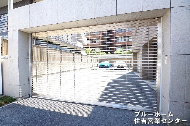 シャッターがあり、防犯面安心の敷地内駐車場です！