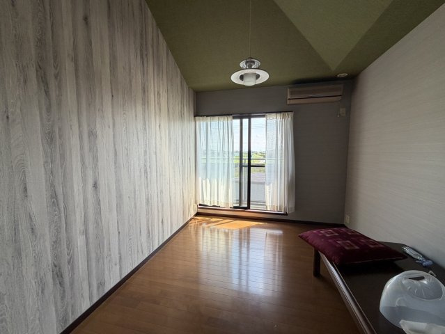 落ち着いた色調の洋室です