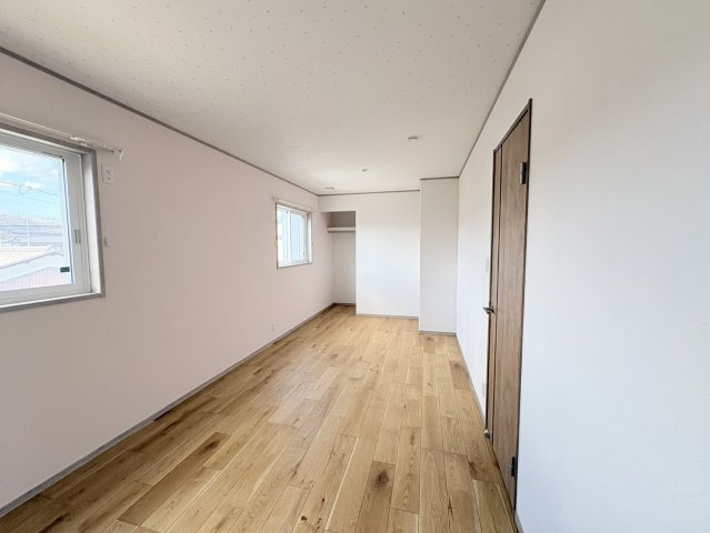 ゆとりある広さが確保された2階洋室は、落ち着いた心地よいプライベート空間。ウォークインクローゼット付きで収納力も高く、衣類や荷物をすっきり整理可能。主寝室としてもおすすめの使い勝手の良い一室です。