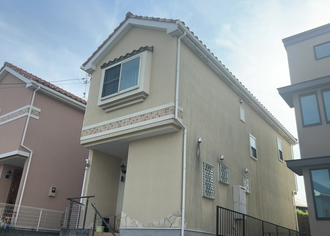 木造住宅とは土台、壁、柱など建築物の強度を支える構造体の材に木が使用されている構造を指します。構造体は建物の自重を支えるだけではなく風圧や水圧、積裁荷重などあらゆる衝撃に耐えるための基礎です。