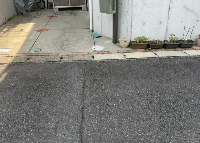 敷地内に散水栓や立水栓があると便利です。水道水を直接利用できるため、水を運ぶ手間を省くことが出来ます。大量の水を必要とする洗車作業や清掃などに役立ちます。その他設備とあわせて、現地でご確認ください。