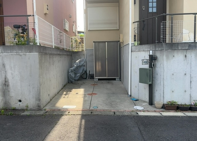 車一台あたりに必要なスペースは、標準サイズの普通自動車で横幅2m50cm、長さ5mは必要になります。ただし、乗降のことも考慮して横幅3m30cm、長さ5m50cmほどは確保できるところを選びましょう。