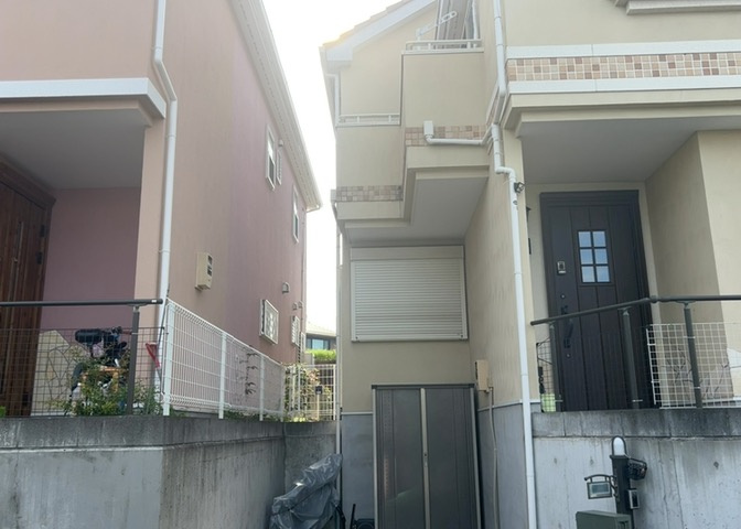 庭のある家に住むことのメリットとして、子どもたちの遊び場を確保できること、ガーデニングや家庭菜園を楽しめること、明るさを確保できることがあります。また、配置を工夫することでプライバシーが確保できます。