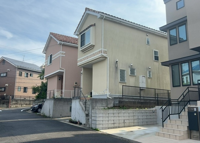 住宅用の土地では前面道路に2m以上接していなければならないと法律で定められています。しかし、お持ちの車のサイズやライフスタイルなどにより、2mでは利便が悪い場合もございますので、事前に確認しましょう。