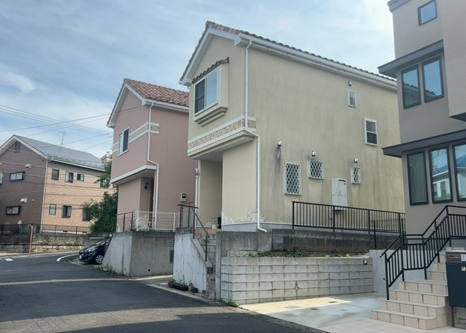 道幅が広い場所は日当たりや風通が良好です。幅が広いのですれ違いも可能ですし大きな車でも駐車可能！一方で、大型車が通ることも多くなるため交通量の増加により騒音に繋がります。また土地の値段が高くなります。