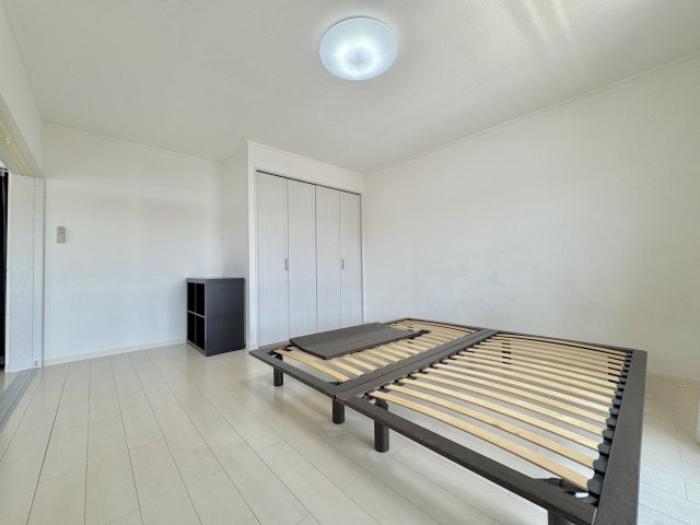 約8帖の洋室は主寝室などで検討いただけそうです。