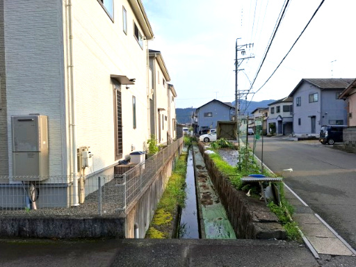 北側は水路と道路です