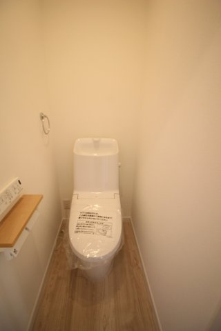 2か所のトイレにはどちらも温水洗浄便座付き！こちらは2階のトイレです