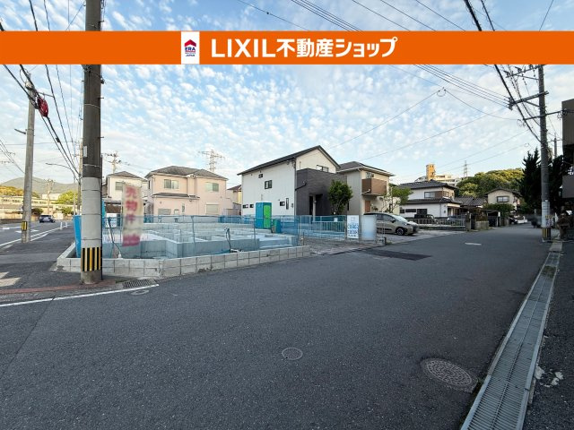 【陽当たり良好】角地物件のご案内です。駐車スペース3台分を確保したゆとりある敷地。