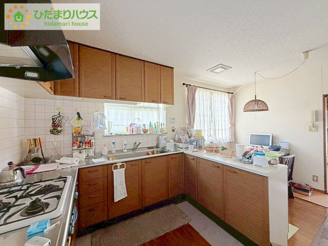 盛り付け台に、朝ごはんに。便利なカウンター付き！