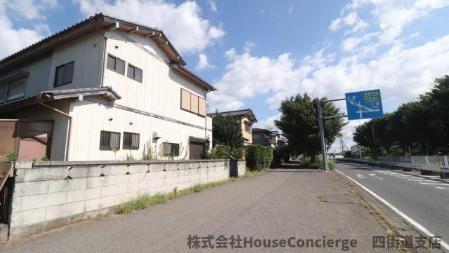 広々とした前面道路が生む、開放感ある暮らし　