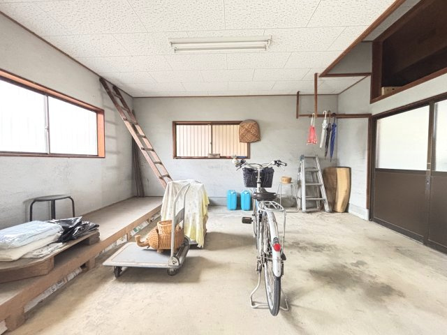 広々とした土間スペース！収納や趣味部屋など多用途に活用可能です　