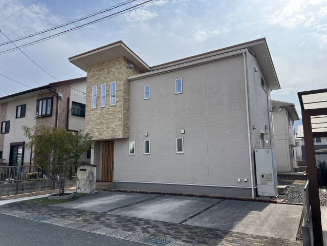 前面道路は幅員約6mとゆとりがあり、車の出入りや駐車もスムーズ。間口は約12.2m確保されており、駐車4台分の使い勝手の良さもおすすめです。見通しの良い道路で、来客時や日常の運転も安心です。