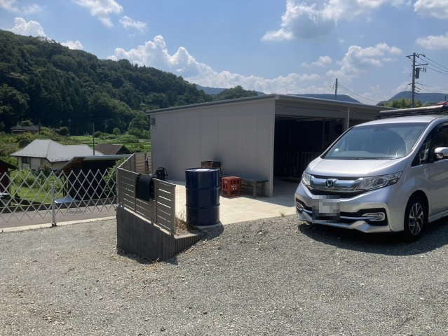 土地の面積＝住宅面積ではありません。建ぺい率の問題などで、土地のある場所によって住宅を建てられる面積は限られています。高さもしかり、「土地」という言葉の中には、建築条件も含まれると考えておきましょう。