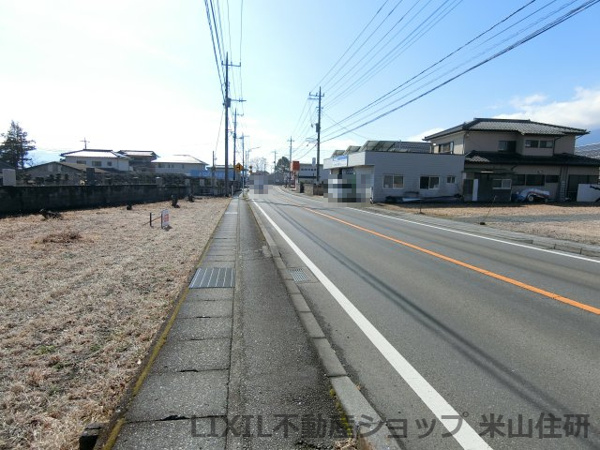 【南アルプス市飯野　事業用地向け売地の前面道路含む現地写真】