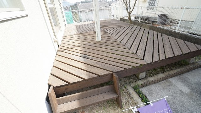ウッドデッキテラス　ＬＤＫ、お庭、駐車スペースからもアクセスできるテラスでバーベキュー、ドッグカフェ、ガーデニングなども楽しめます