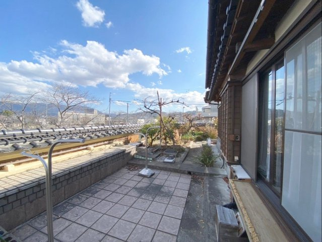 角地なので風通しがよく、洗濯物を干すのにも嬉しいですね！