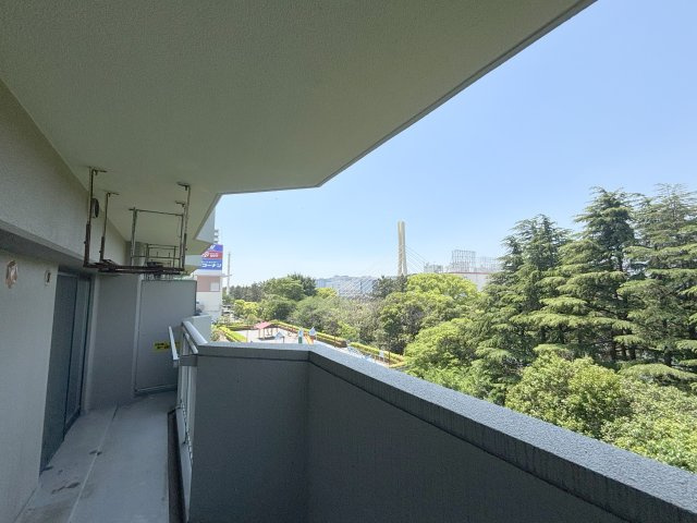 ■撮影日：2026年5月2日　周囲に広がる木々の緑が目に優しく、都心にありながらも自然を感じさせる癒しの空間です。四季折々の変化も楽しめ、リフレッシュできる眺望が日々の生活に彩りを添えます。