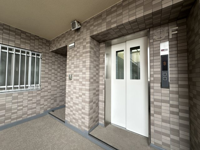 エレベーター完備のマンションです。