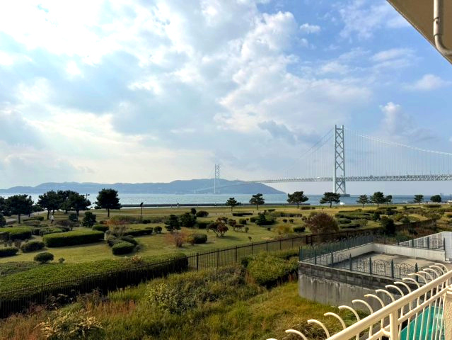 南側バルコニーから明石海峡大橋望む
