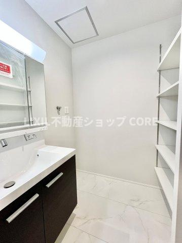 落ち着いた空間を演出するカラーと、ゆったり落ち着いてお使い頂ける広さが魅力のパウダールーム。　
