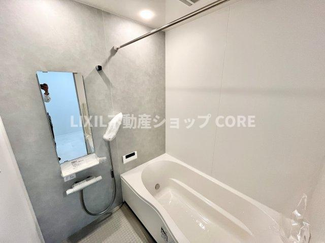 ゆったり入れる一坪バス。足を伸ばして入れるサイズは一日の疲れを癒すのに嬉しい広さですね。　