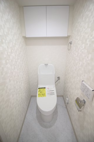 温水洗浄便座付きのトイレ。上部には吊戸棚をご用意！